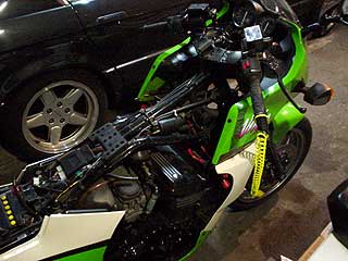 タンクをはずされたGPZ900R